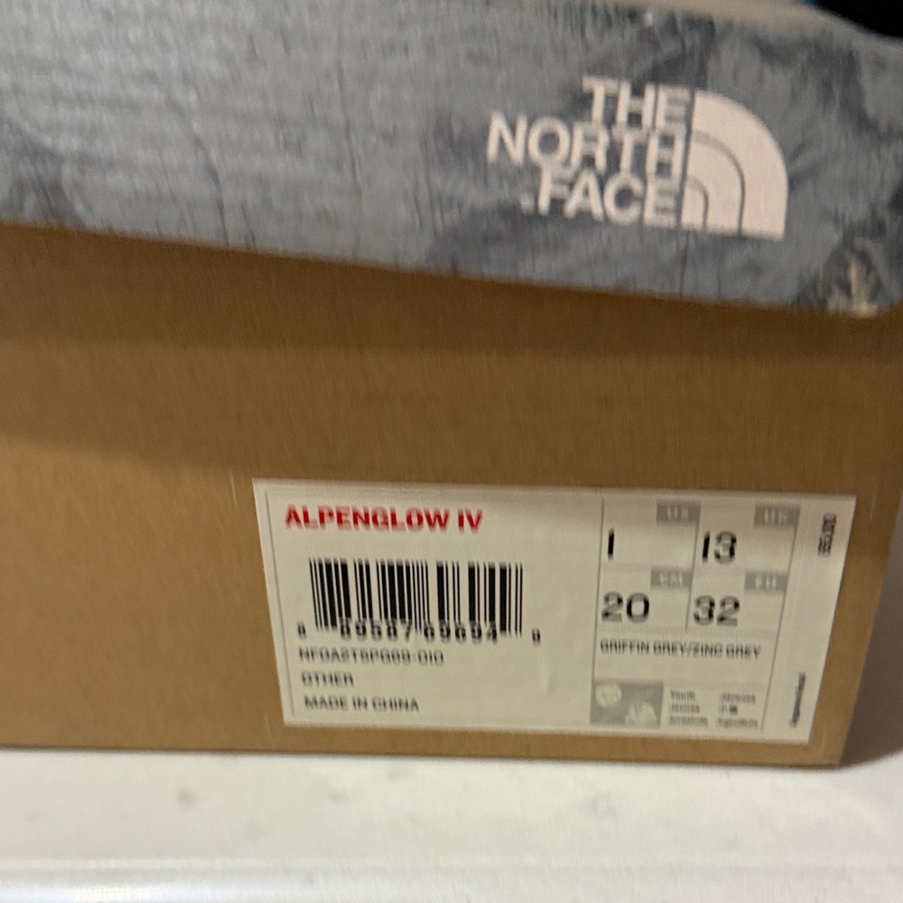 The North Face Alpenglow IV in Gray and Black big kids size 1 NEW in box